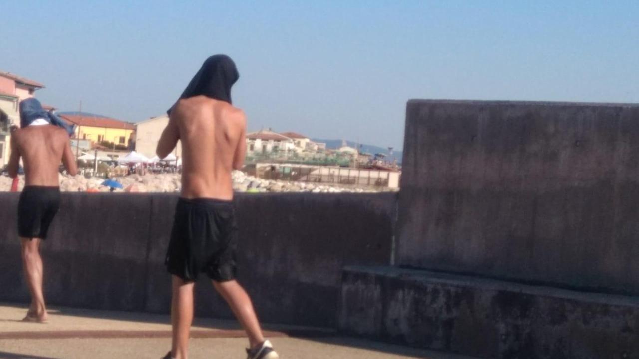 Due dei bulli ripresi dalla donna