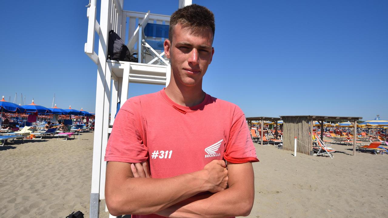 Bambino di tre anni si perde sulla spiaggia: nessuno lo cerca, resta tre ore con il bagnino