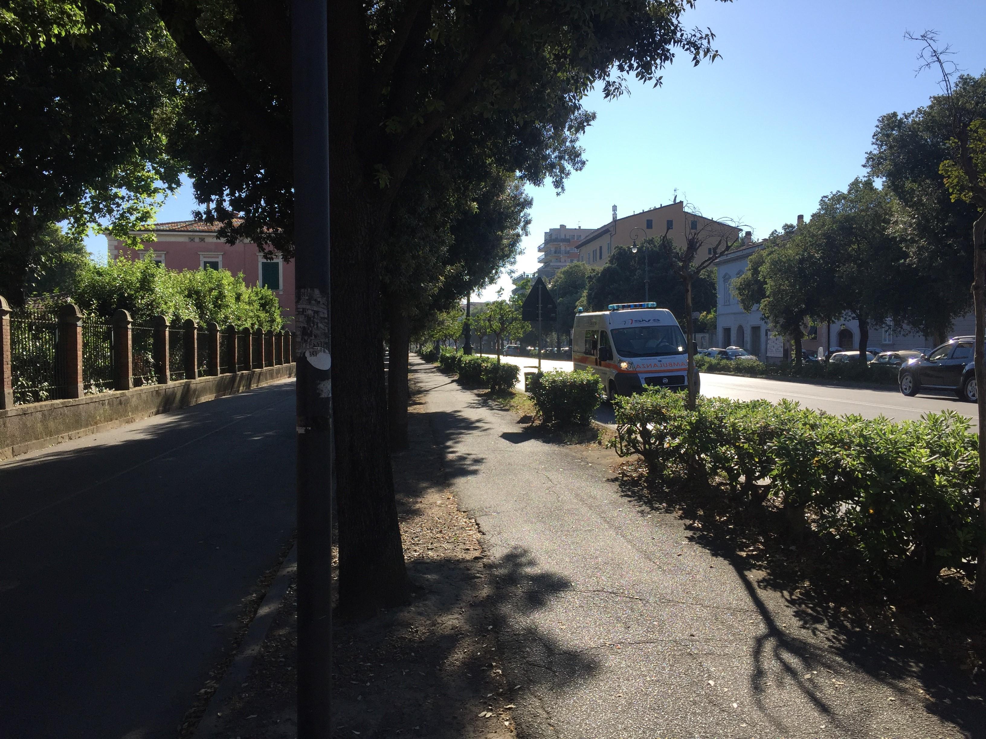 L'ambulanza della Svs mentre porta l'uomo in ospedale da viale Carducci