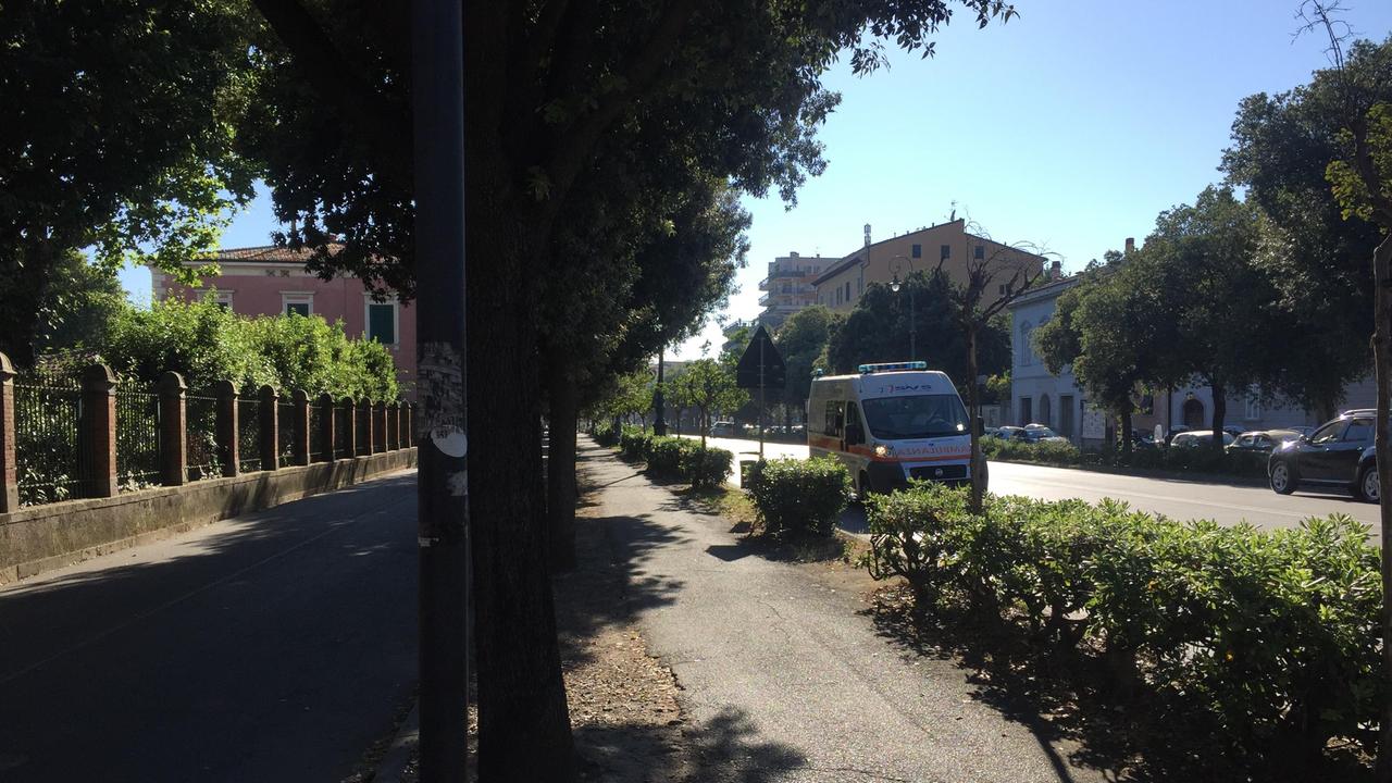 L'ambulanza della Svs mentre porta l'uomo in ospedale da viale Carducci