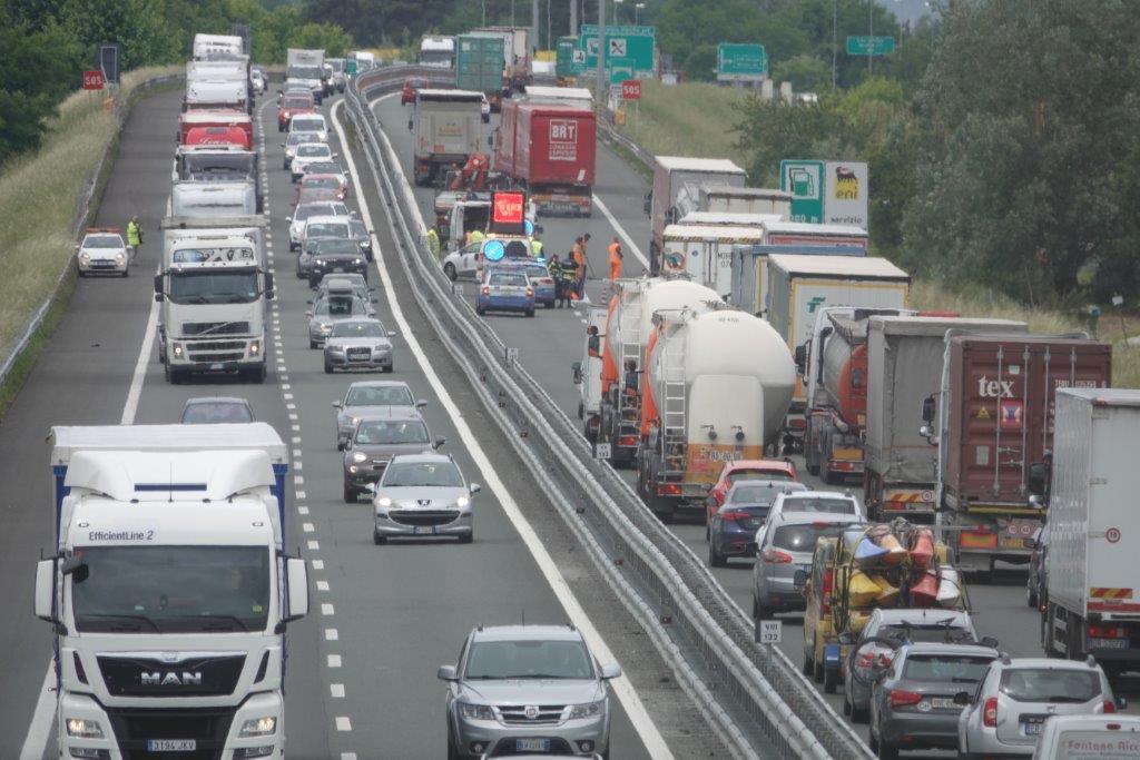 Tamponamento tra mezzi pesanti in autostrada, muore camionista di 64 anni 