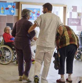 Malati di Alzheimer o non autosufficienti 12 milioni ai familiari per l’assistenza 