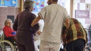 Malati di Alzheimer o non autosufficienti 12 milioni ai familiari per l’assistenza