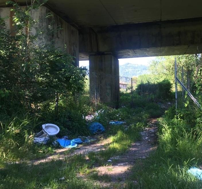 «Via Lucca, strada chiusa e discarica a cielo aperto»