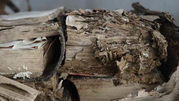 Ci sono i 14.000 euro necessari a restaurare i libri danneggiati