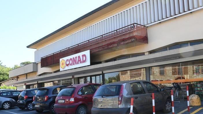 Vede i soldi, li prende e fugge Furto al Conad di San Leonardo