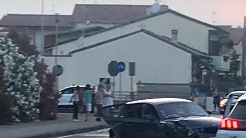 Sbattono con l’auto sul contatore del gas