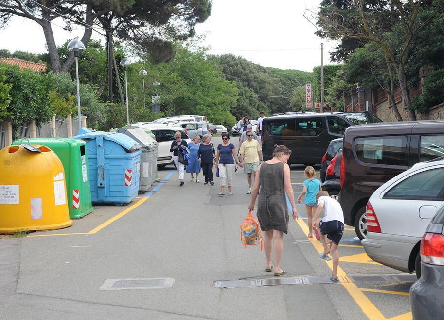 Proteste per il mare marrone e per le multe nei parcheggi 