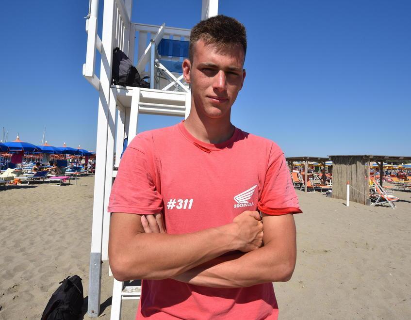 Bambino di tre anni si perde sulla spiaggia Nessuno lo cerca, resta ore con il bagnino 