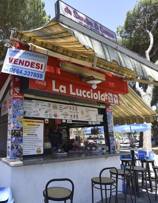 Il chiosco di Cesare in vendita dopo 44 anni «Senza di lui è dura» 