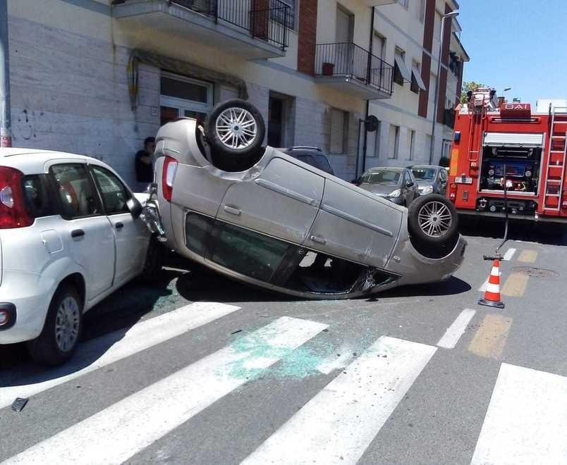 Auto si ribalta: ferita bimba di 5 anni