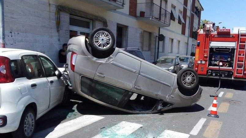 Auto si ribalta: ferita bimba di 5 anni