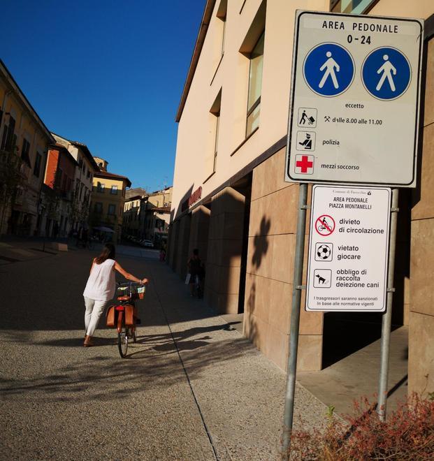Bici e palloni vietati nella “nuova” piazza Montanelli 