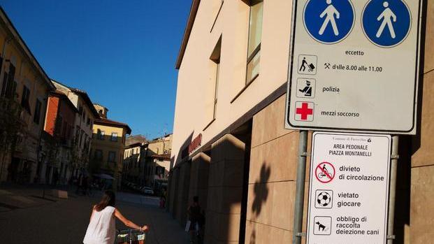Bici e palloni vietati nella “nuova” piazza Montanelli