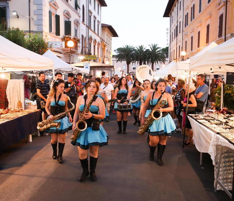 Notti di shopping nei mercoledì di luglio Musica, talk show, balli e degustazioni 