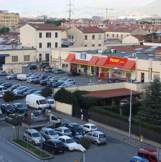 Sventa il furto al Penny e viene massacrato di botte: due arresti