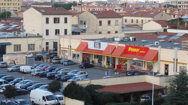 Sventa il furto al Penny e viene massacrato di botte: due arresti