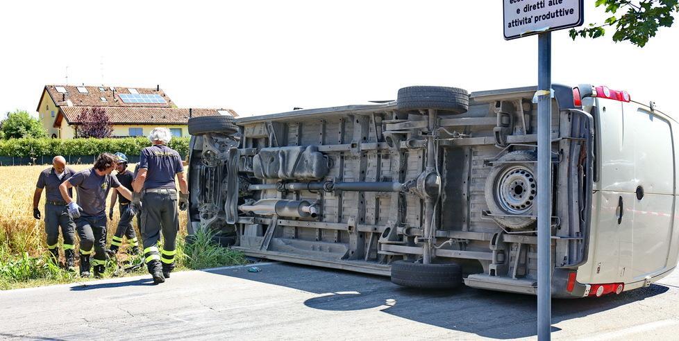 Camion si rovescia Nello schianto ferito un bambino