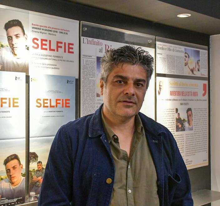 Il regista Agostino Ferrente presenta il documentario“Selfie” 