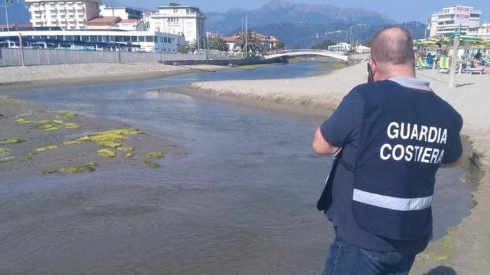 Alghe finiscono in mare dalla Fossa dell’Abate