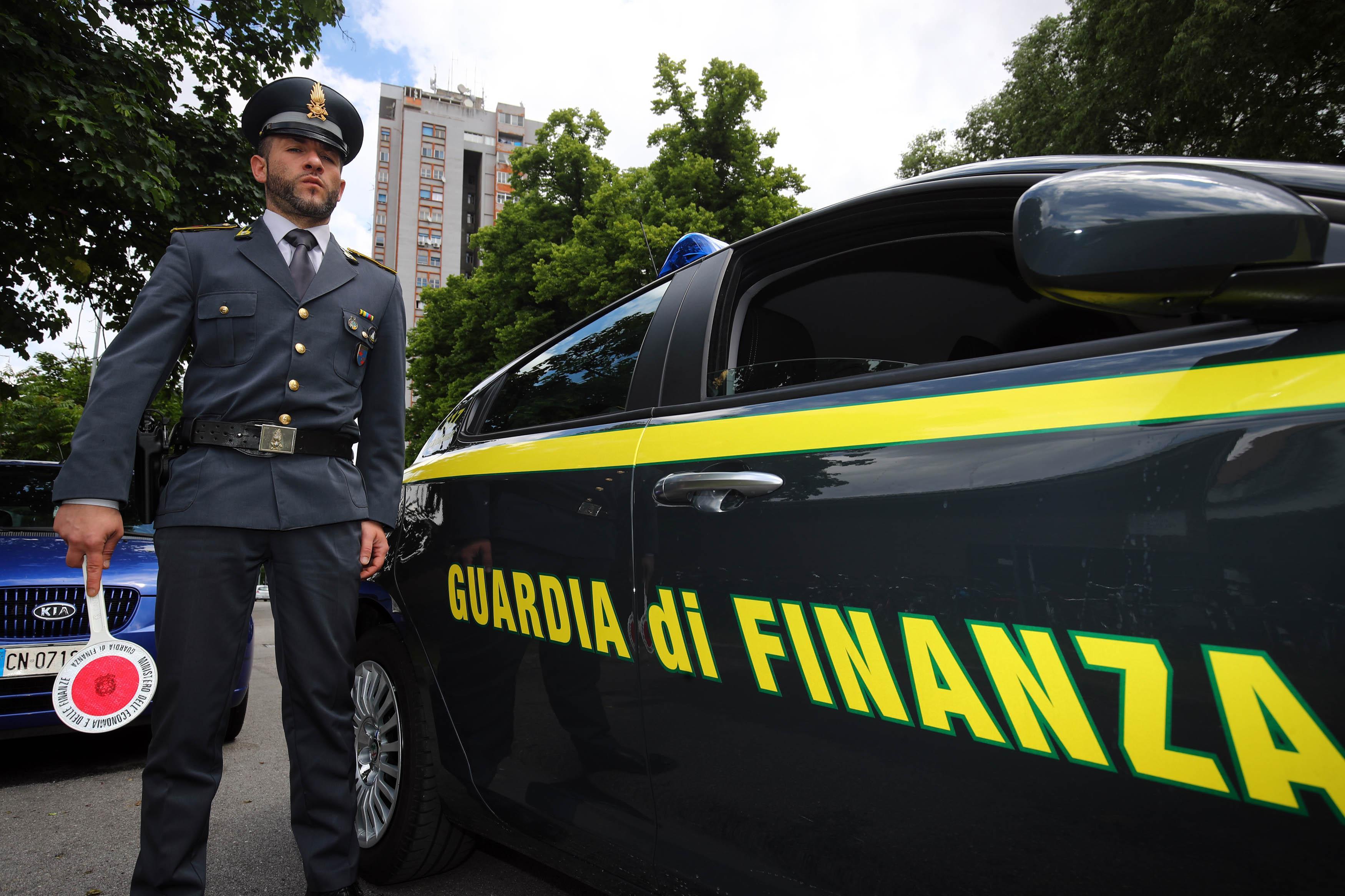 Due chili di cocaina dal Brasile a Reggio Emilia, la guardia di finanza arresta tre uomini 
