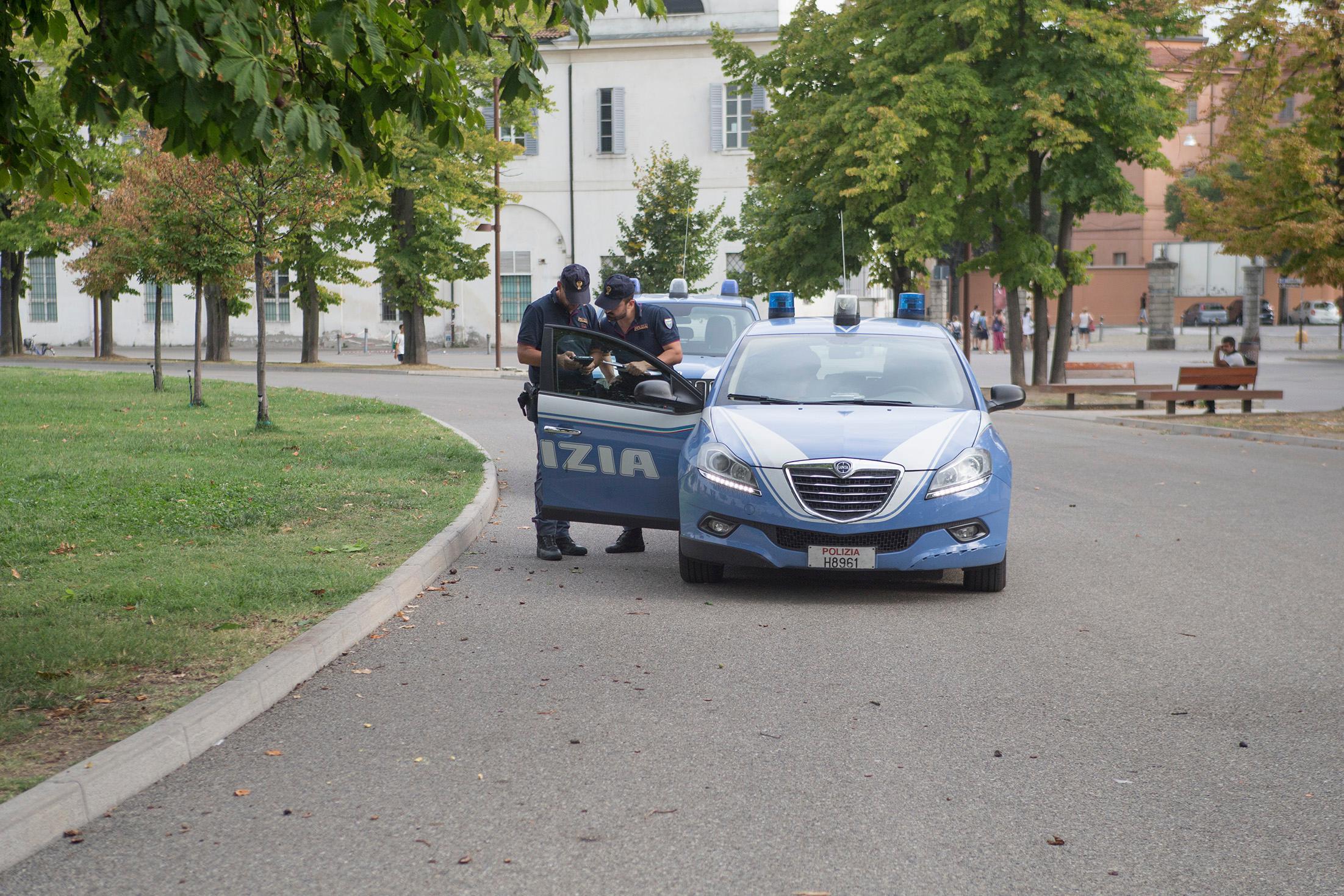 Modena. Rissa e coltellate: picchia poliziotto e si ferisce da solo 