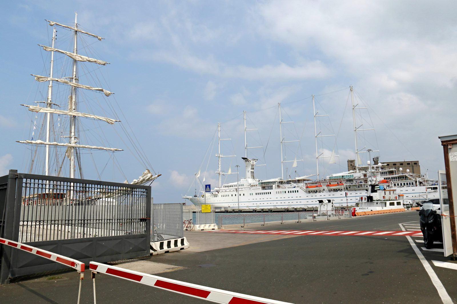 Una veduta del porto di Livorno