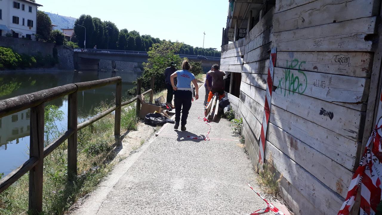 L'intervento della Polizia municipale su di una pista ciclabile per un uomo che si era nascosto dentro una impalcatura