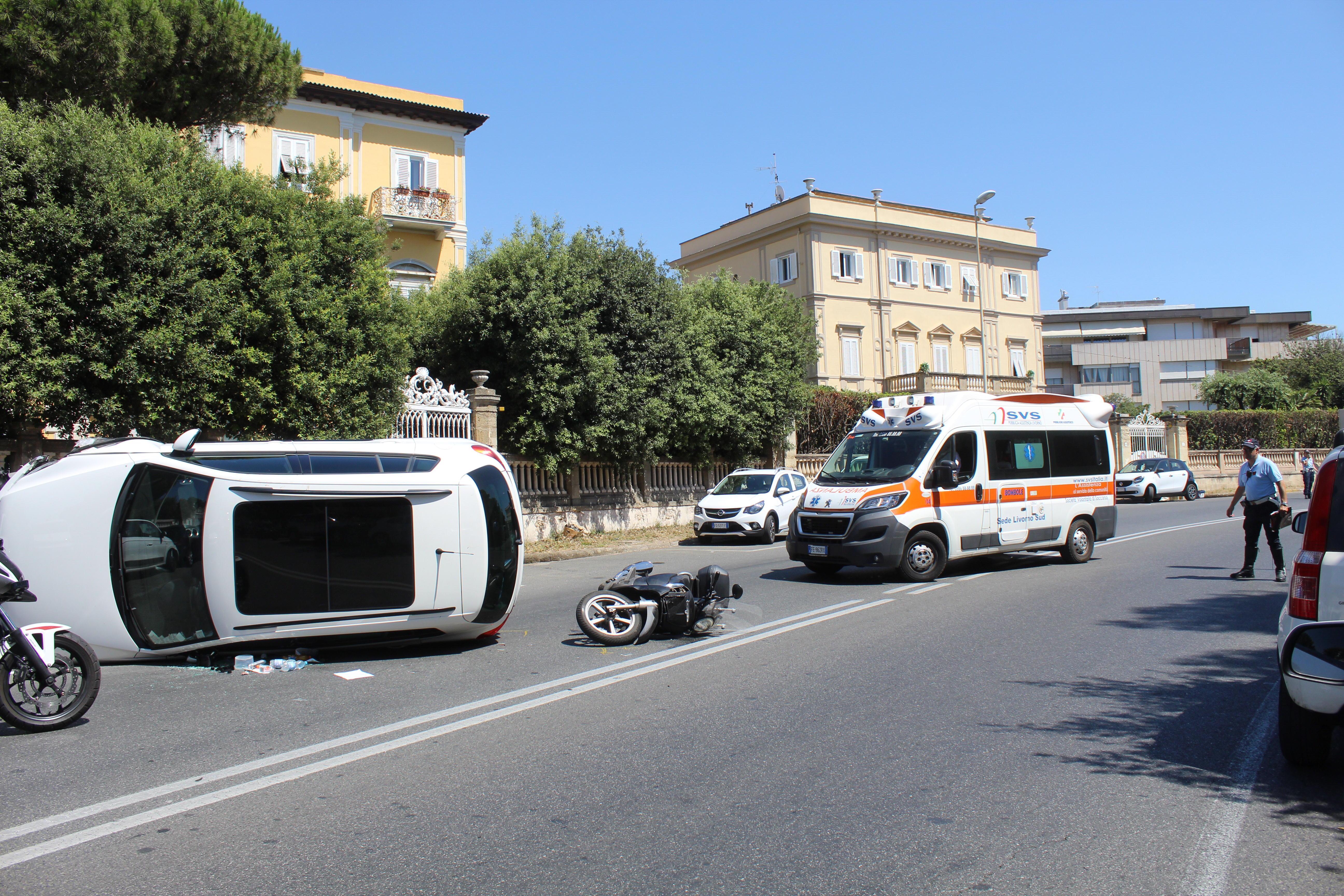 L'incidente alla rotonda di Ardenza (foto Pentafoto/Cecilia Foschi)