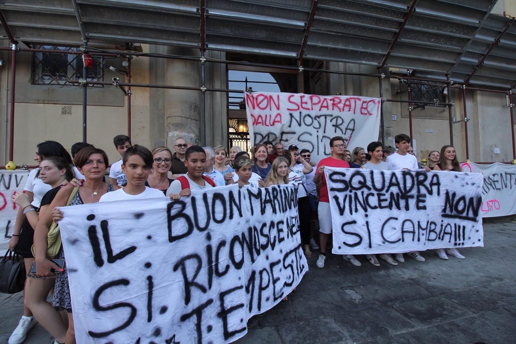 Sit in di genitori e studenti davanti al Convitto Cicognini per chiedere la conferma della preside Nunziata (foto Batavia)