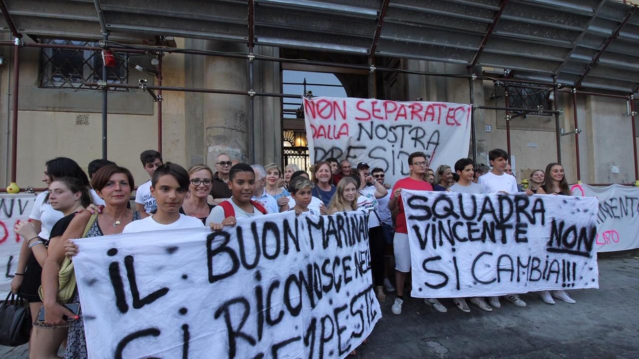 Sit in di genitori e studenti davanti al Convitto Cicognini per chiedere la conferma della preside Nunziata (foto Batavia)