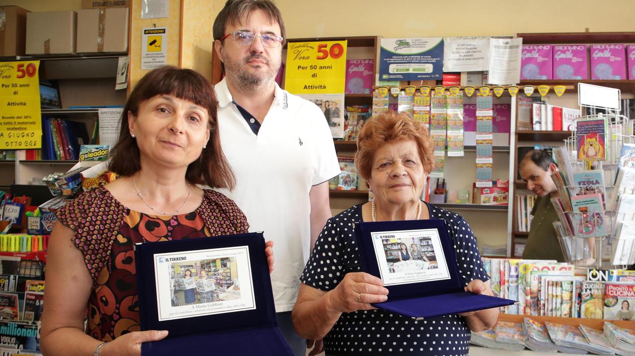 Da sinistra Marta Gabbani e Vera Tognozzi. Al centro il giornalista Luca Daddi, capo area del “Tirreno” edizione Pistoia Montecatini Empoli Prato (Foto Paolo Nucci)