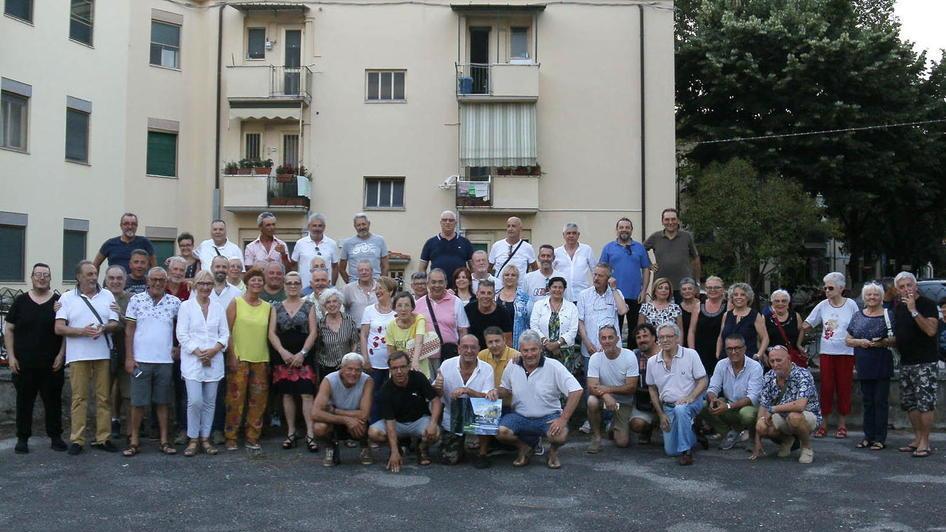 Gli ex ragazzi di Pratale e di Don Bosco a cena nella piazza ricordando i vecchi tempi