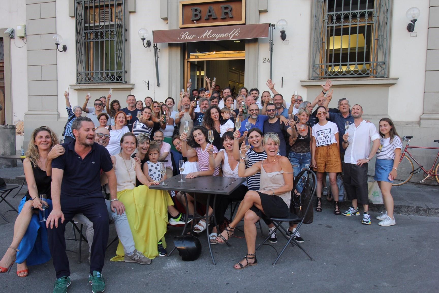 Brindisi di saluto dei clienti: il bar Magnolfi resterà chiuso per alcune settimane per il passaggio di proprietà (foto Batavia)