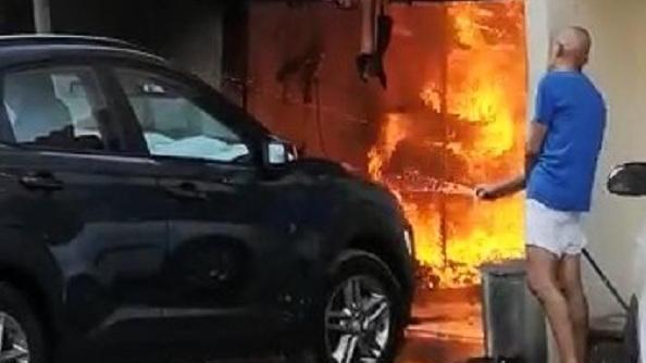 Fabrizio Orlandi mentre tenta di spegnere il rogo (foto concessa da Michele Ingrosso)
