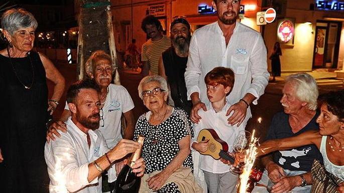 Brindisi per nonna Mery: da 61 anni nel suo negozio di Marina