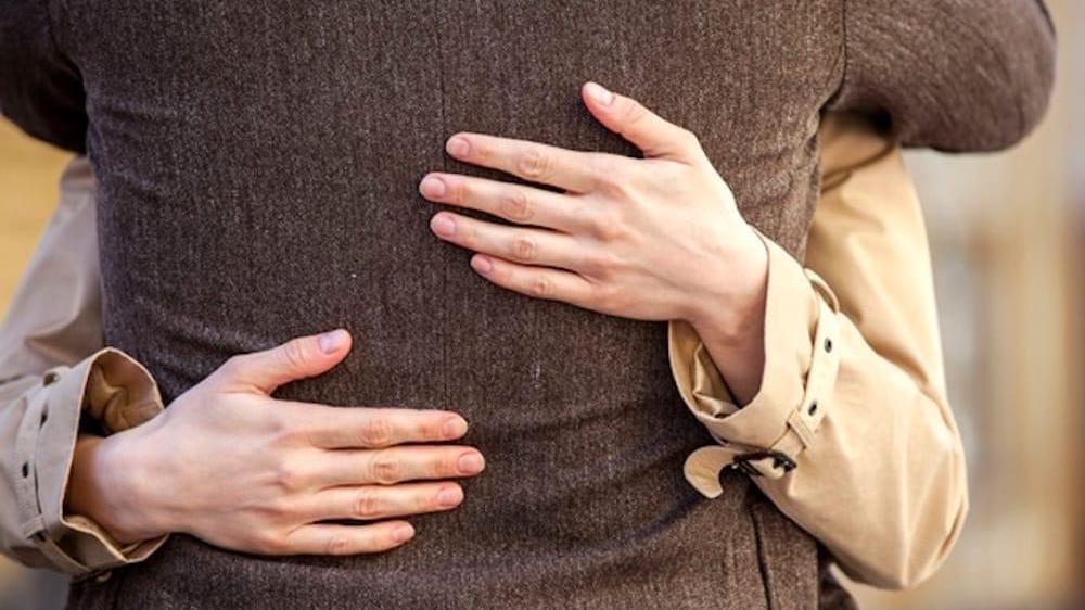 Lo abbracciano e lo distraggono per sfilargli l’orologio dal polso