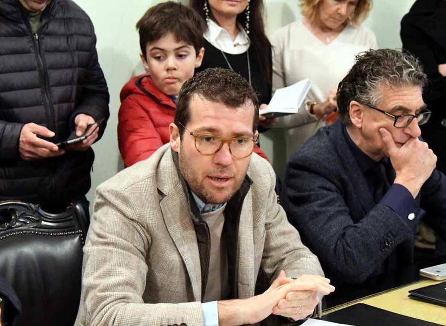 «Non so se le mie mani cuciranno ancora, per la famiglia si lotta ma il futuro fa paura» 
