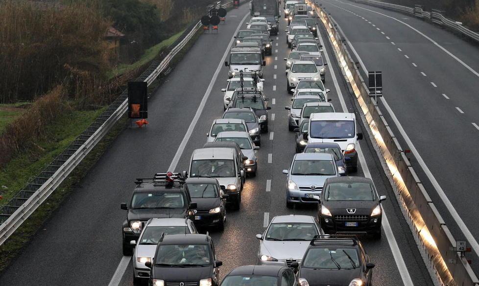 Tremendo incidente tra tir a Bologna Muore camionista 
