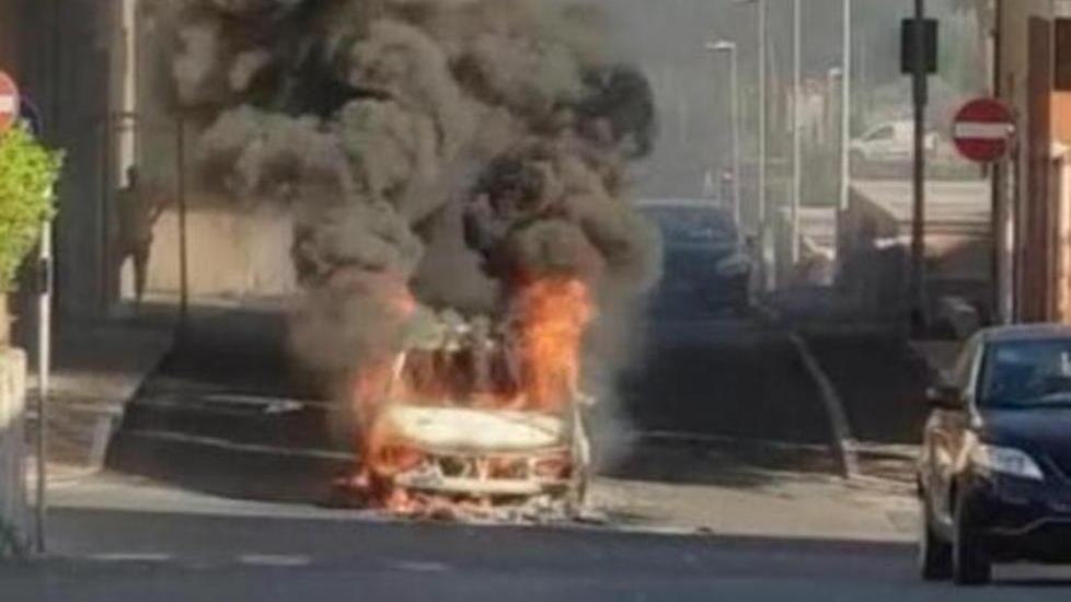 Paura per un’auto in fiamme
