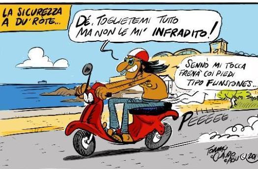Per il codice della strada le ciabatte in scooter sono ok, ma si rischiano multa e processo 