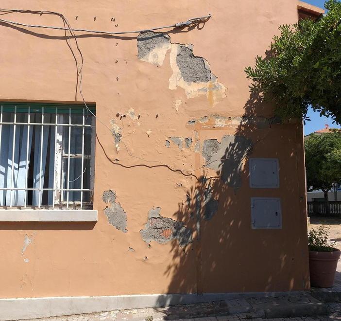 L’ufficio turistico a Castiglioncello cade a pezzi: «Indecoroso, rifare l’intonaco» 