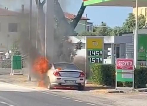 Auto a fuoco vicino a un impianto di carburante 