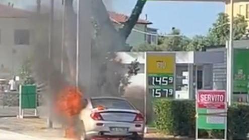 Auto a fuoco vicino a un impianto di carburante