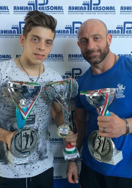 Manubri, pesi e bilancieri: padre e figlio insieme in pedana a caccia di trofei
