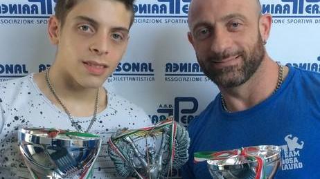 Manubri, pesi e bilancieri: padre e figlio insieme in pedana a caccia di trofei
