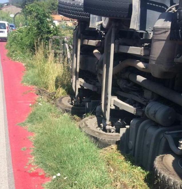 Camion va fuori strada a “La Valle”