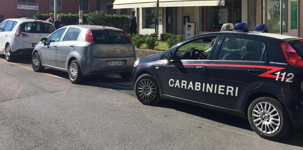 Chiede le siringhe da insulina, poi rapina la farmacista