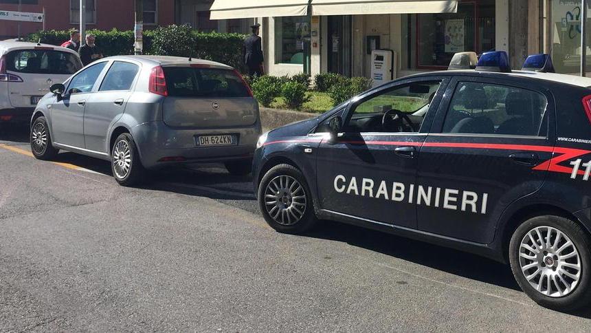 Chiede le siringhe da insulina, poi rapina la farmacista