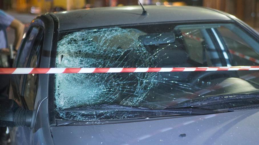 Attraversa il viale ed è travolto da un’auto